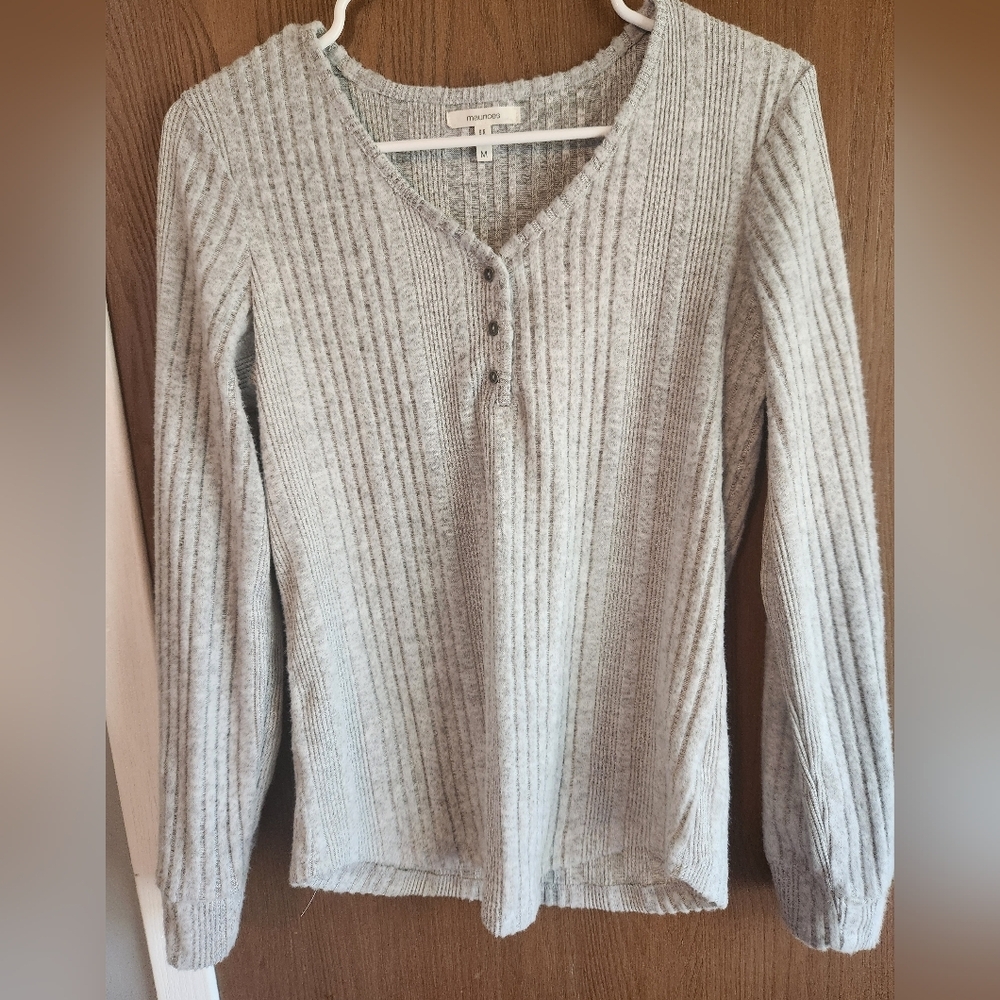 Maurices Light Gray Ribbed V-Neck Sweater